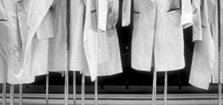 Arztkittel von Pi. from Leiden, Holland (Lab 15 - Lab Coats) [CC-BY-2.0 (http://creativecommons.org/licenses/by/2.0)], via Wikimedia Commons